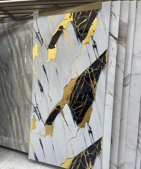 Phantom Gold 244x122 cm 2.8 mm siyah altın damarlı PVC mermer duvar paneli levha görünümü